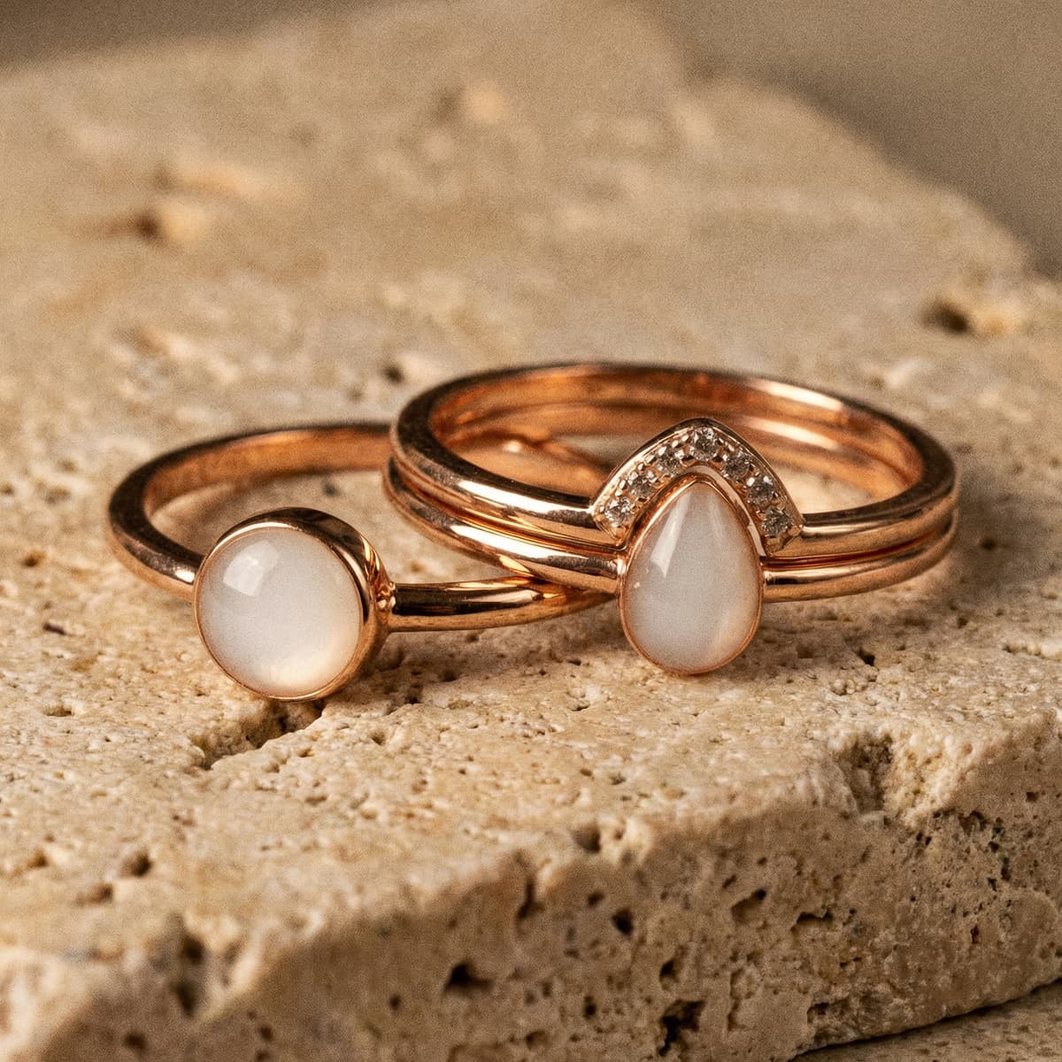 Dos anillos de oro rosa con piedra blanca tipo leche materna, ideales para crear una joya recuerdo con kit anillo leche materna DIY by MILKIES.