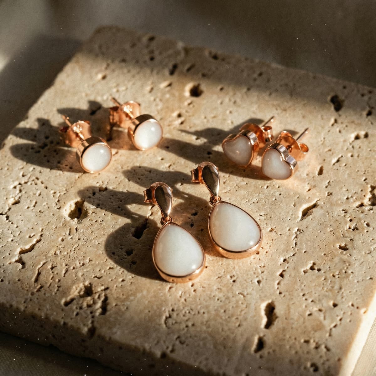 Juego de joyería para madres con kit aretes leche materna: pendientes de resina en forma de gota, corazón y botón, montura rosa sobre piedra beige iluminada