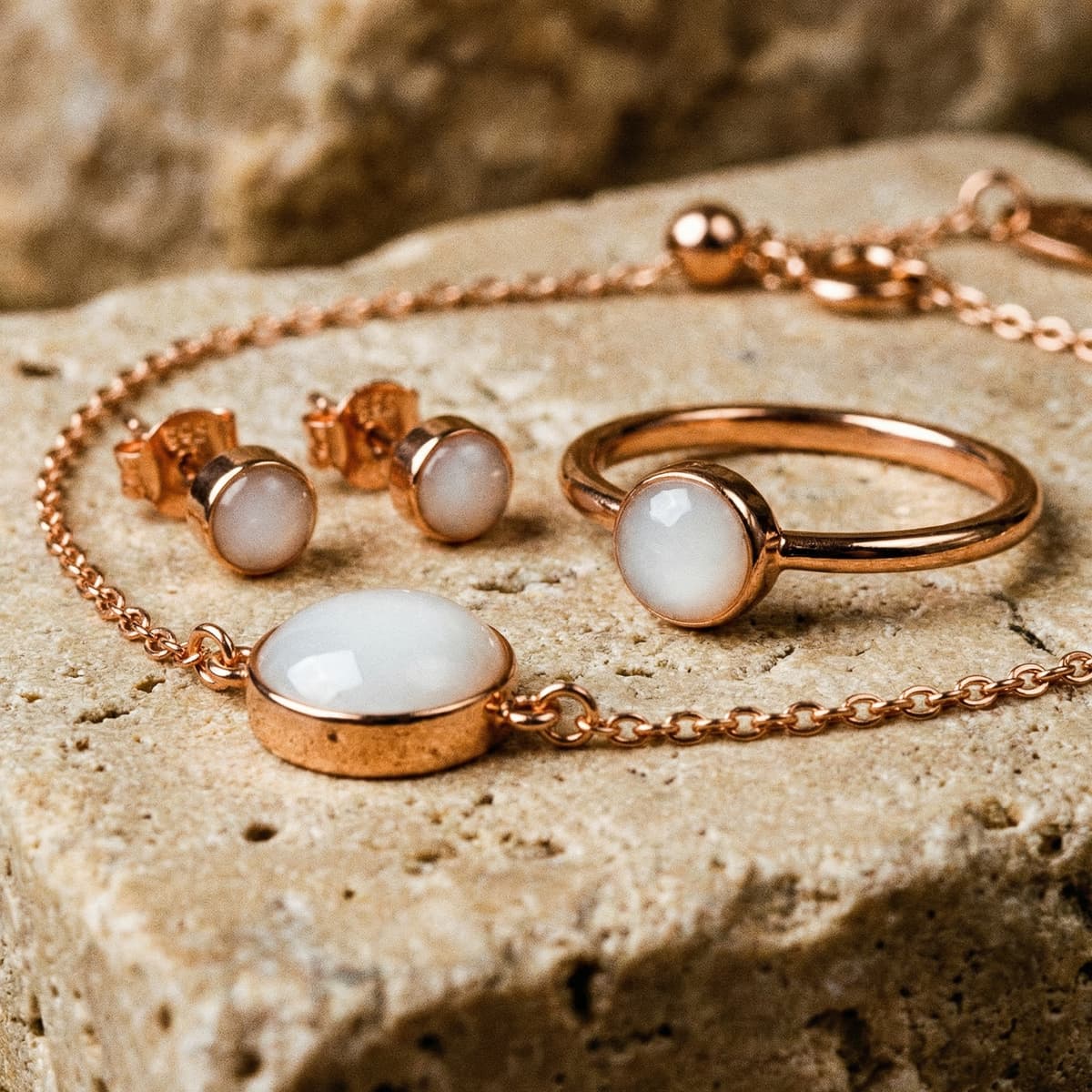 Joyas en oro rosa con piedra blanca tipo resina: anillo, pendientes y collar, ideales para crear un recuerdo con kit pulsera leche materna en casa.