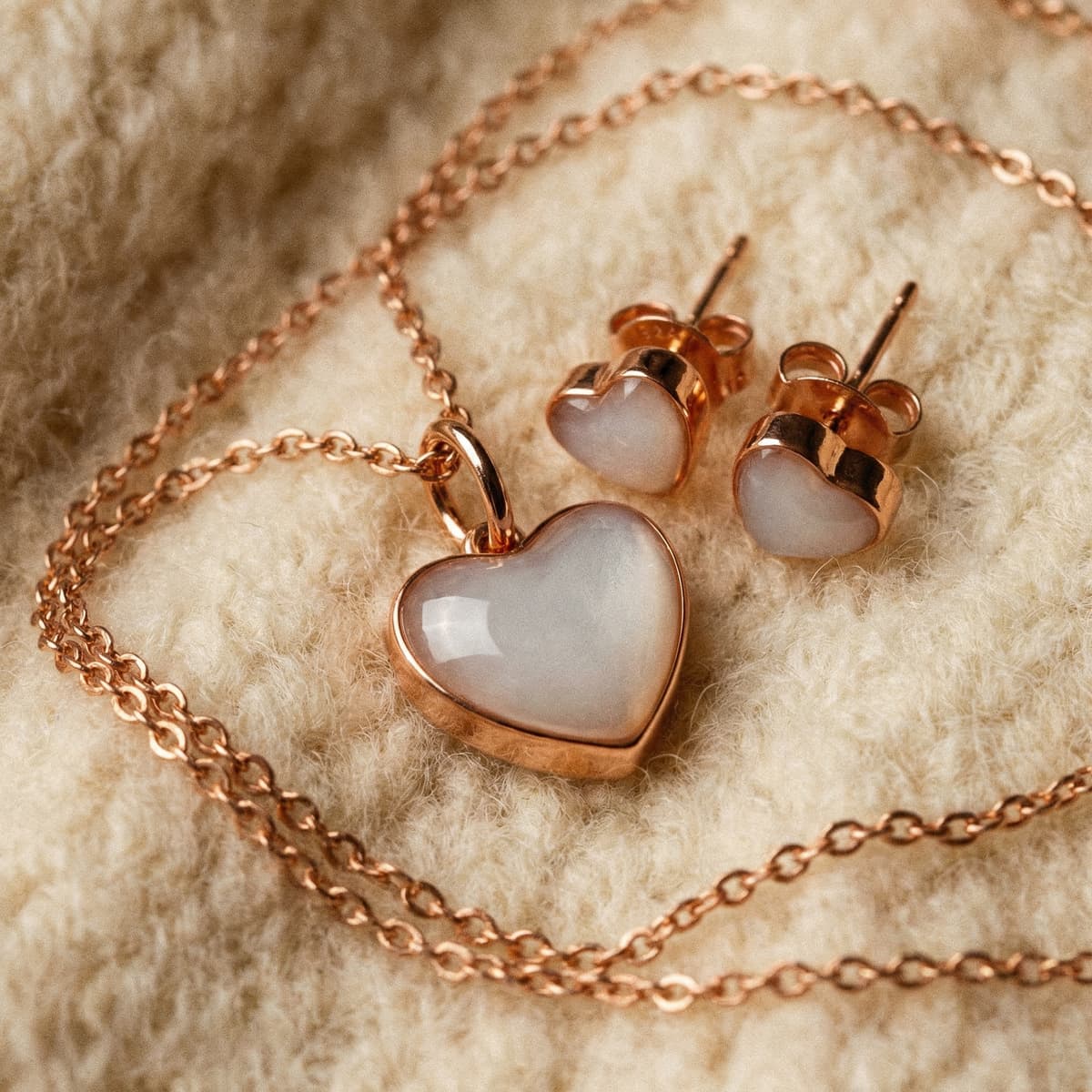 Conjunto de joyería en oro rosa con colgante y pendientes en forma de corazón, ideal como regalo destete para conservar un recuerdo especial.